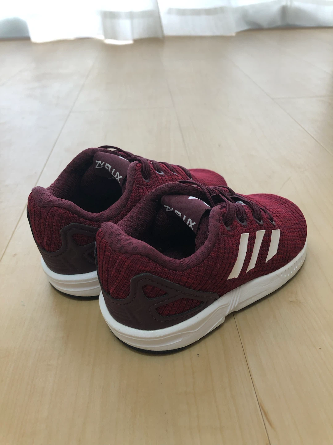 adidasの子供スニーカーの写真3枚目