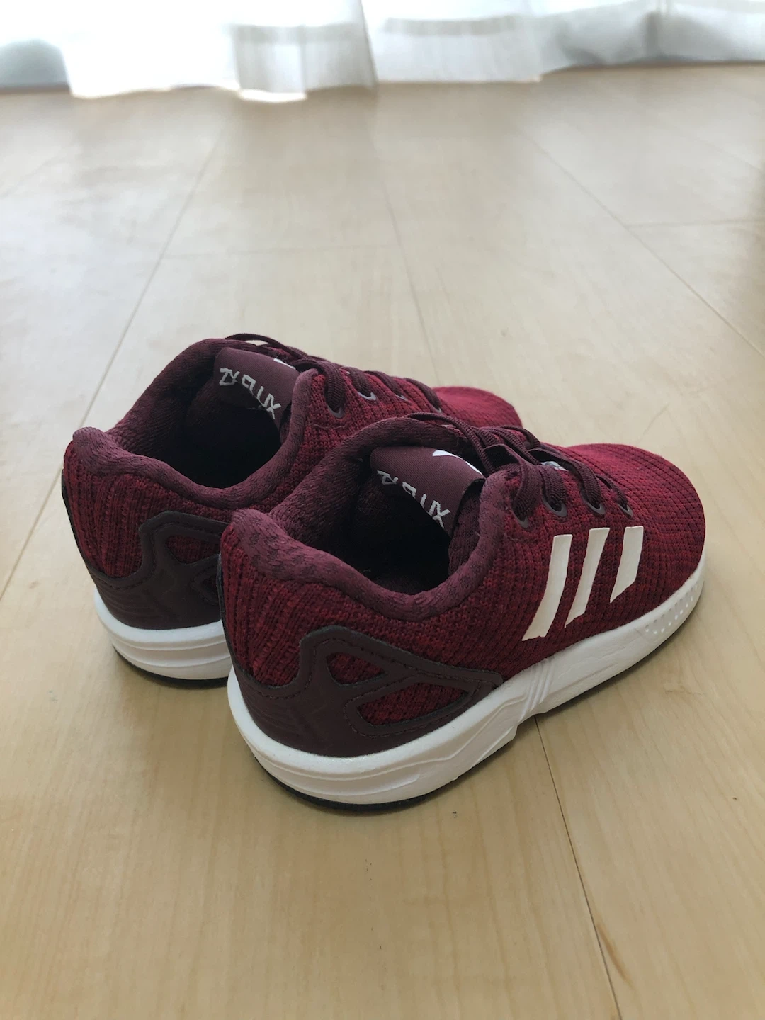 adidasの子供スニーカーの写真3枚目