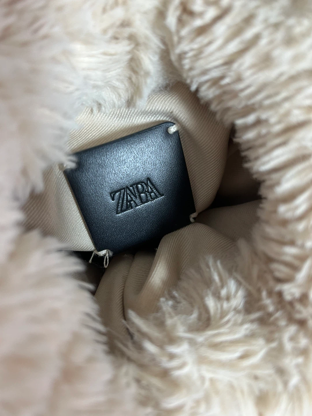 ザラ ZARA フェイクファー ショルダーバッグ 黒の写真3枚目