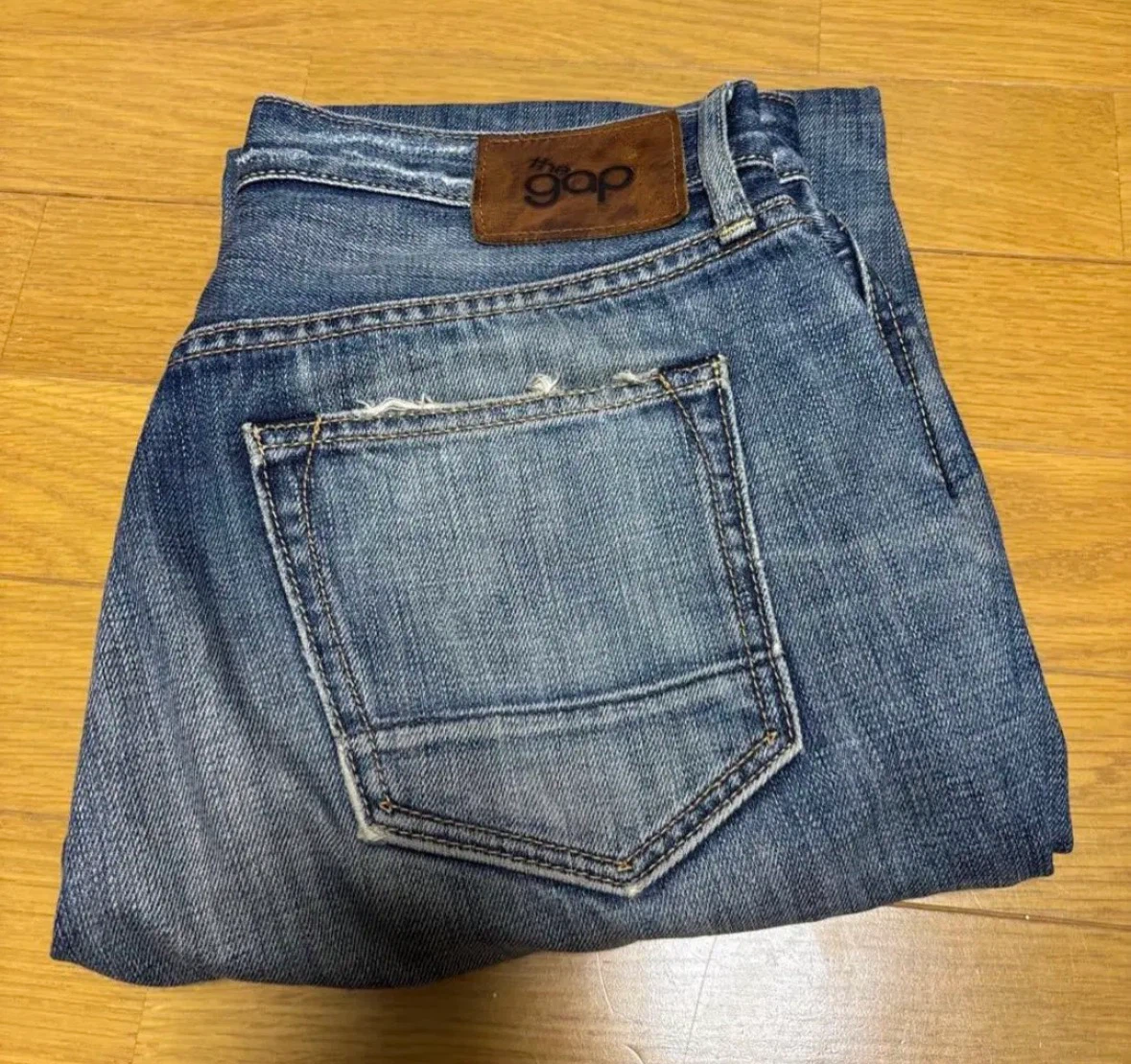 オールドGAPのデニムブルーのストレートジーンズ
