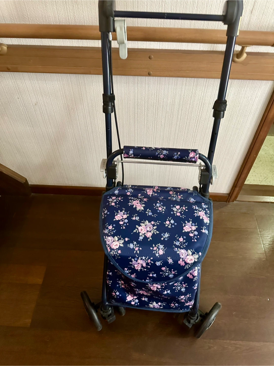 マキテック 花柄シルバーカー ネイビーの写真2枚目