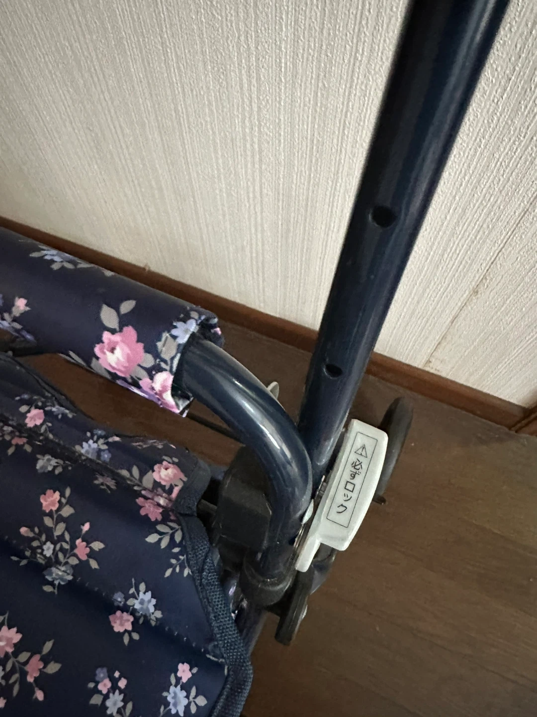 マキテック 花柄シルバーカー ネイビーの写真3枚目