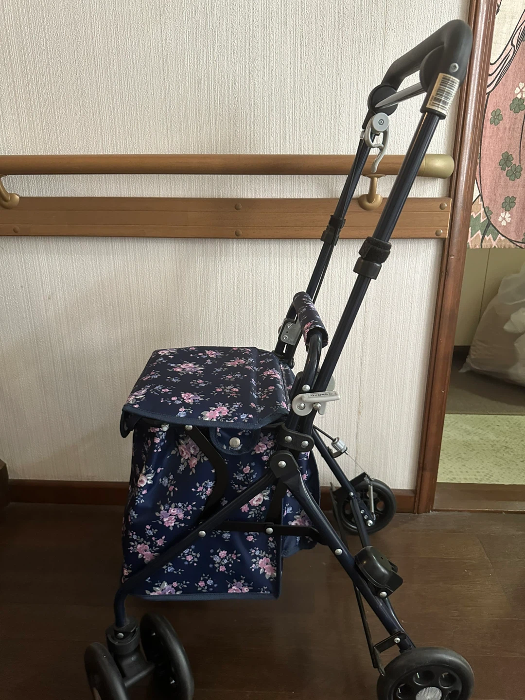マキテック 花柄シルバーカー ネイビーの写真4枚目
