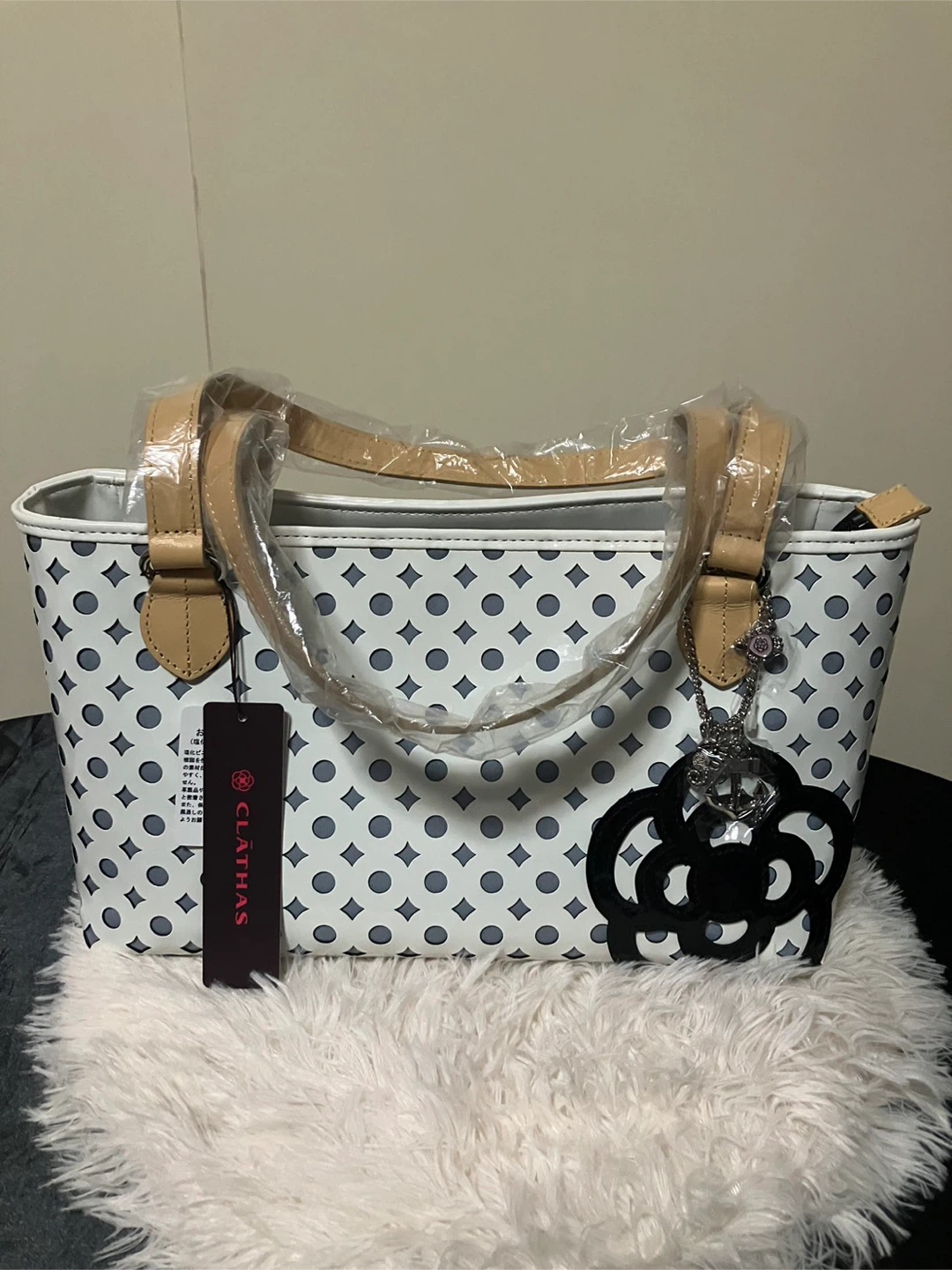 【未使用、タグ、保護ビニール付き】　CLATHAS クレイサス　カメリア　エナメル　チャーム付き　トートバッグの写真2枚目