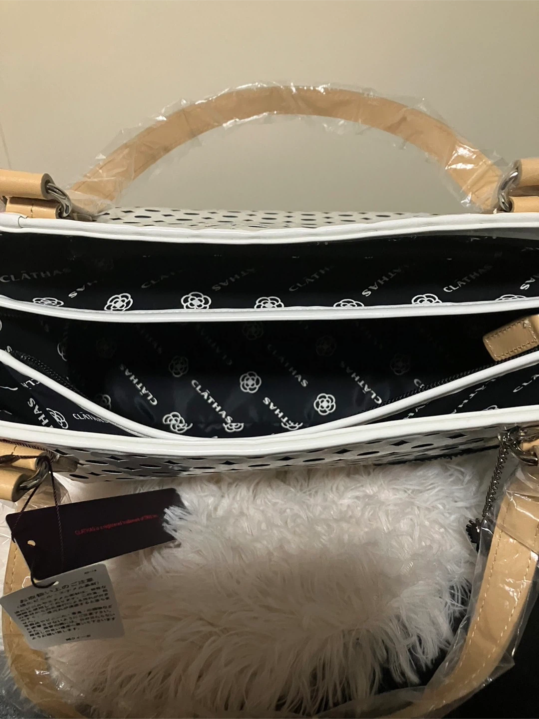 【未使用、タグ、保護ビニール付き】　CLATHAS クレイサス　カメリア　エナメル　チャーム付き　トートバッグの写真4枚目