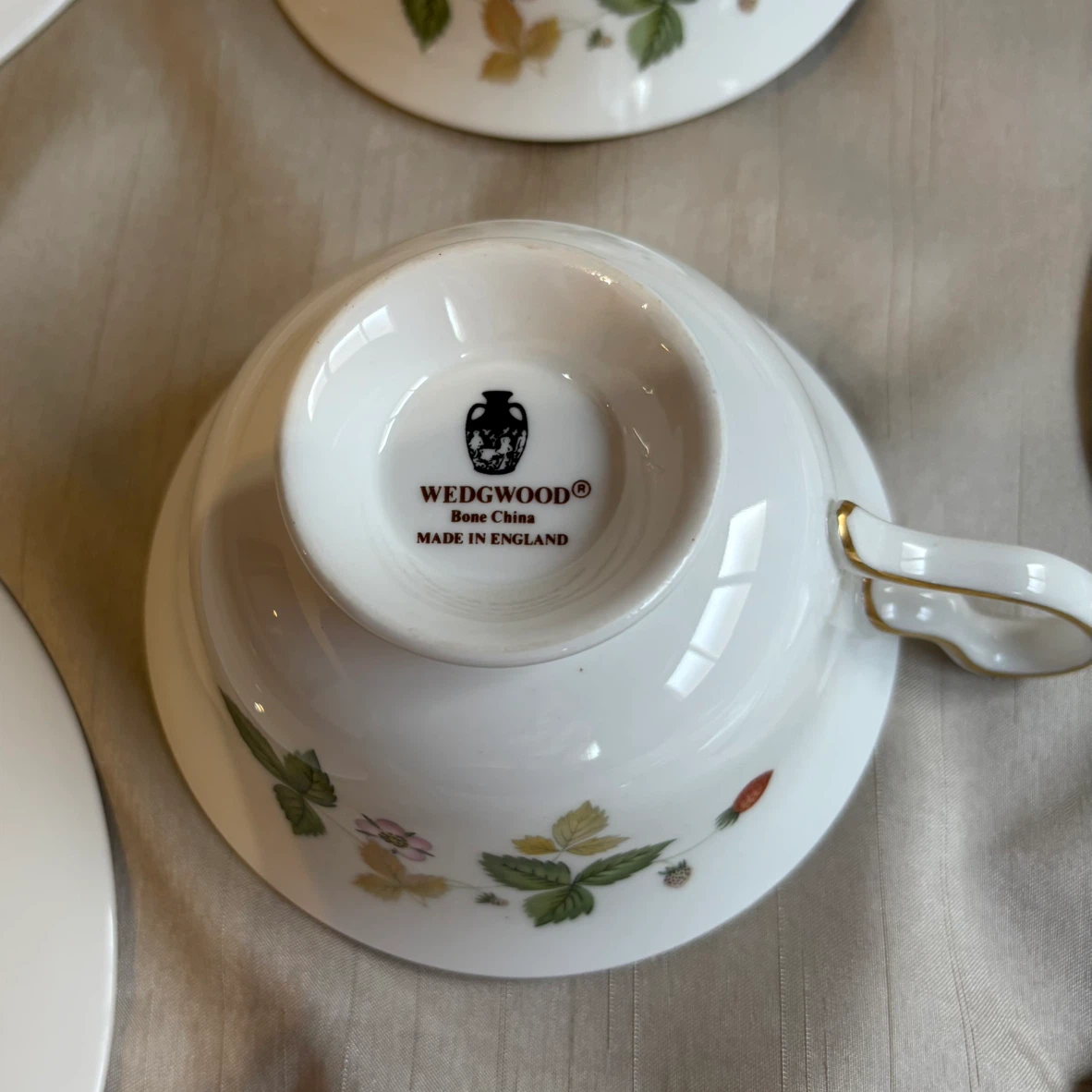 WEDGWOOD ワイルドストロベリー カップ＆プレートセットの写真3枚目