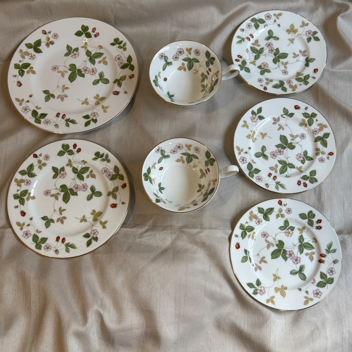 WEDGWOOD ワイルドストロベリー カップ＆プレートセットの写真9枚目