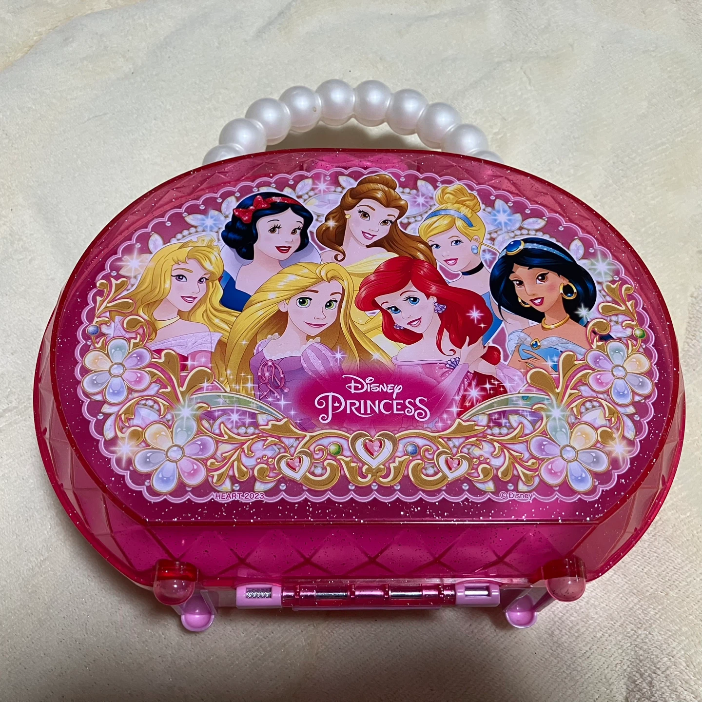 ディズニーとプリキュアの折りたたみテーブル