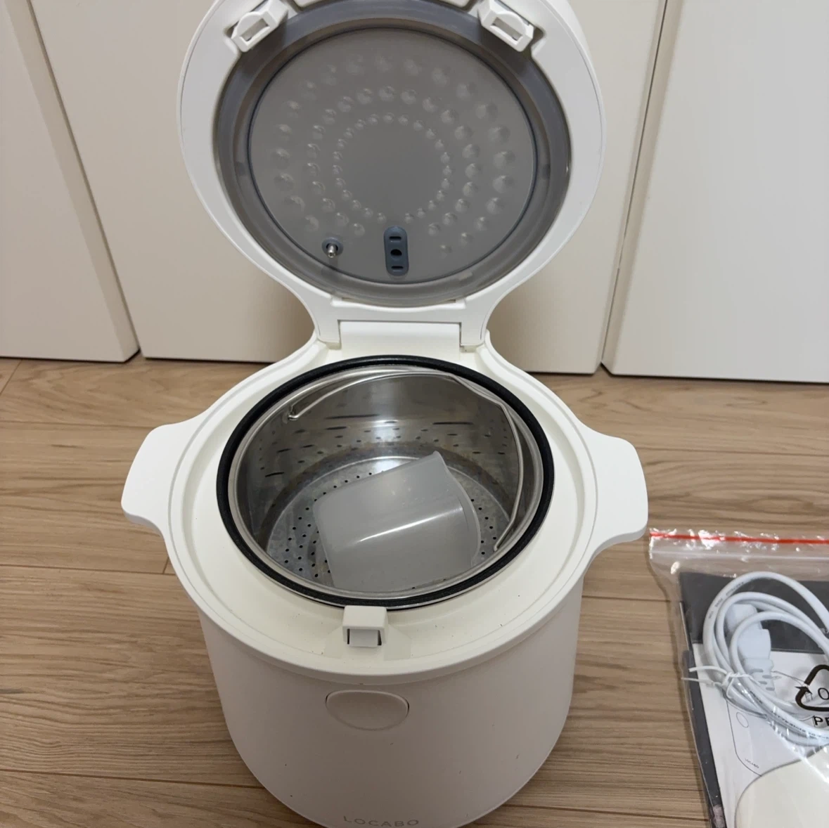 ロカボ 糖質カット炊飯器 ホワイトの写真2枚目