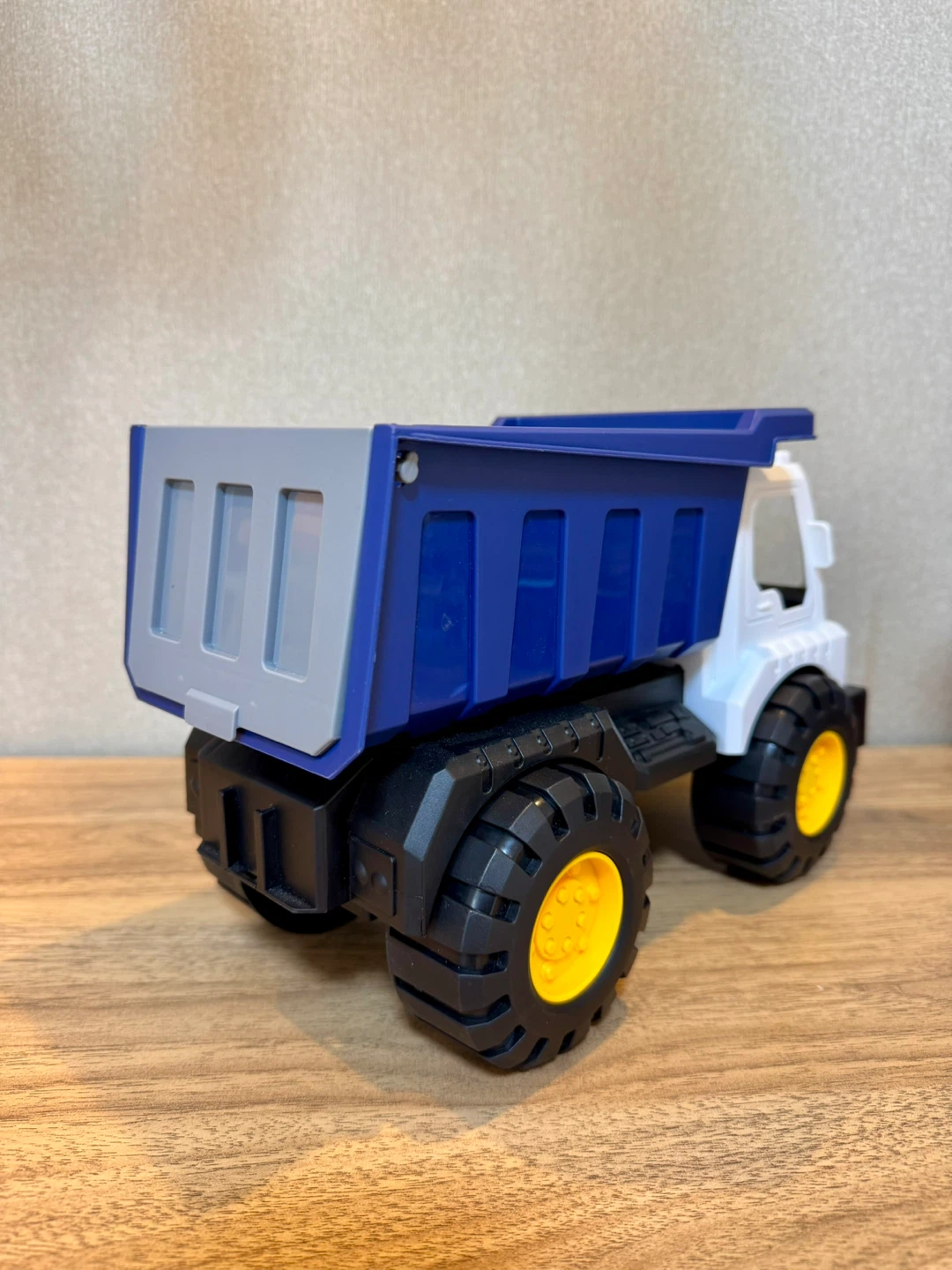 ダンプカー おもちゃ 青×白の写真3枚目