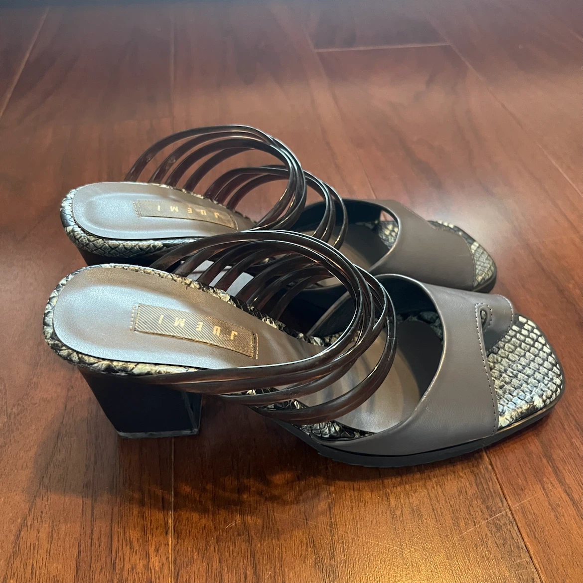 【Juemi ジュエミ トングサンダル👠】パイソン柄 Mサイズの写真2枚目