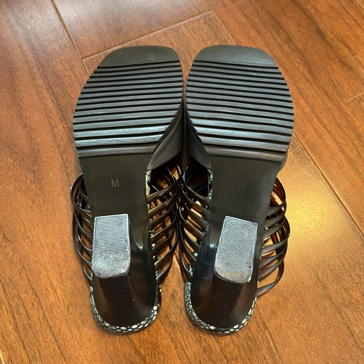【Juemi ジュエミ トングサンダル👠】パイソン柄 Mサイズの写真3枚目