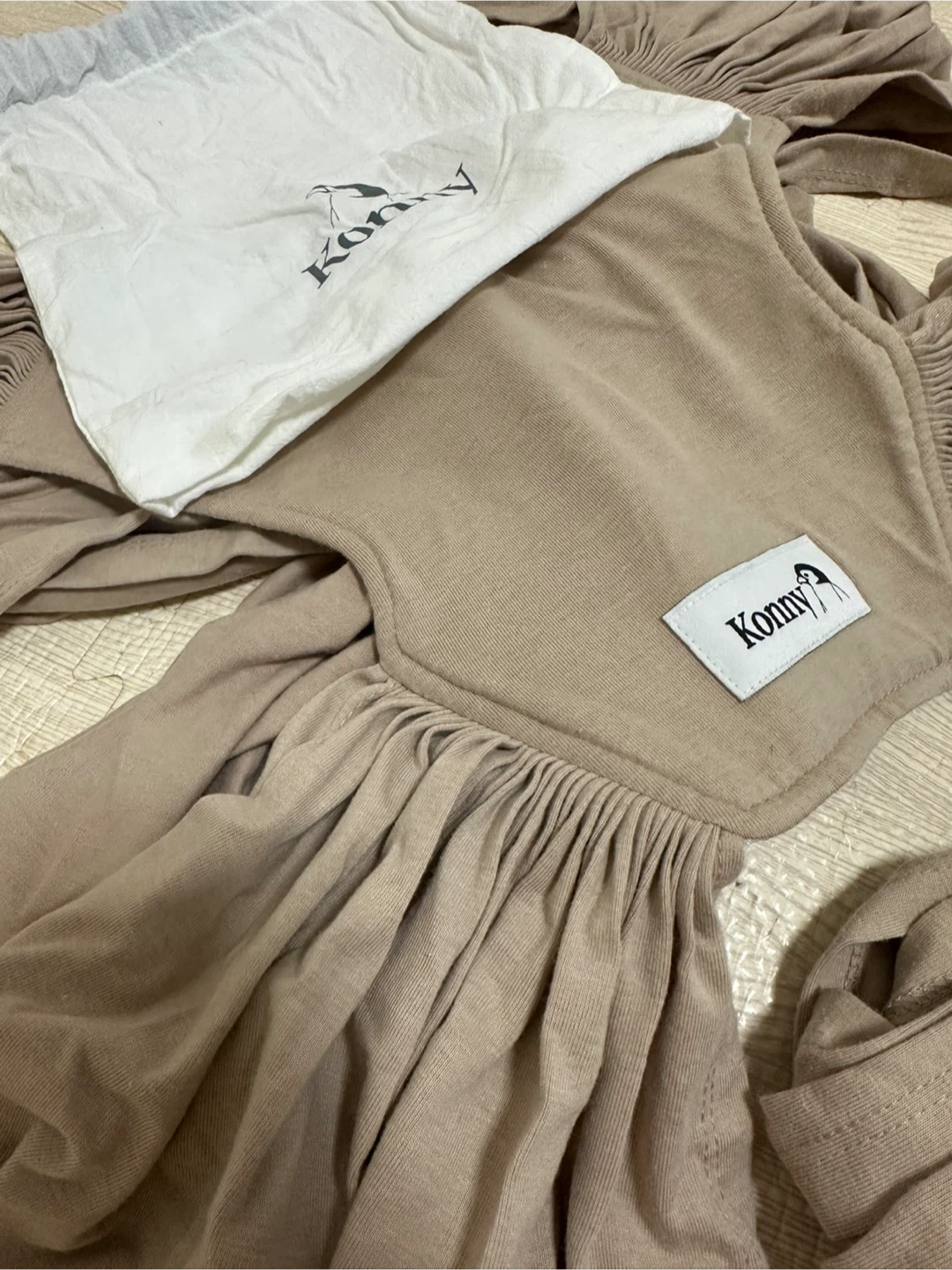 【美品】コニー 抱っこ紐 ベージュ【2021年購入】の写真2枚目
