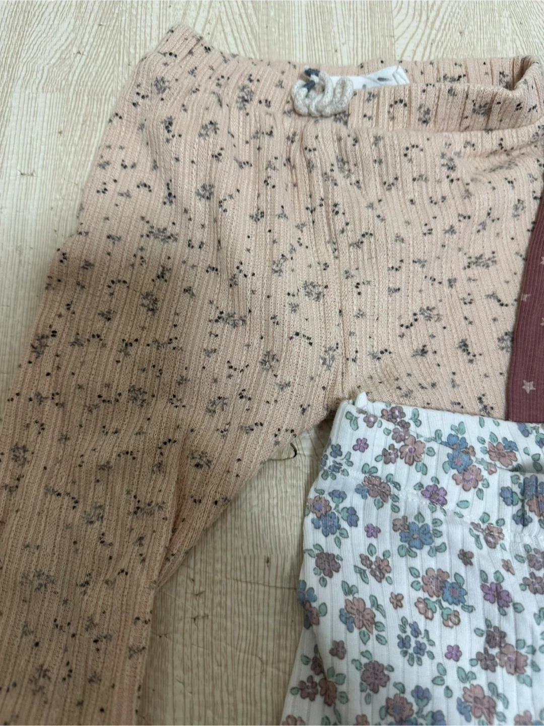 【1-3ヶ月用】ZARA.H&Mベビー レギンス 3枚セット 花柄 星柄【記名あり】の写真2枚目