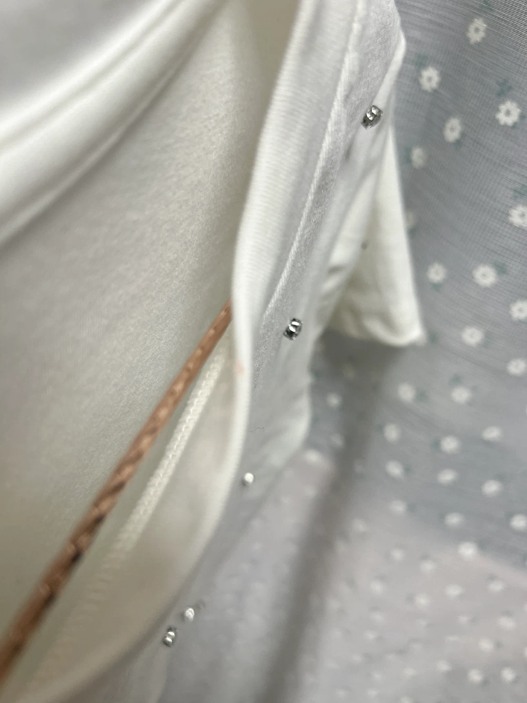 ビジュー付き ホワイト 半袖Tシャツの写真2枚目