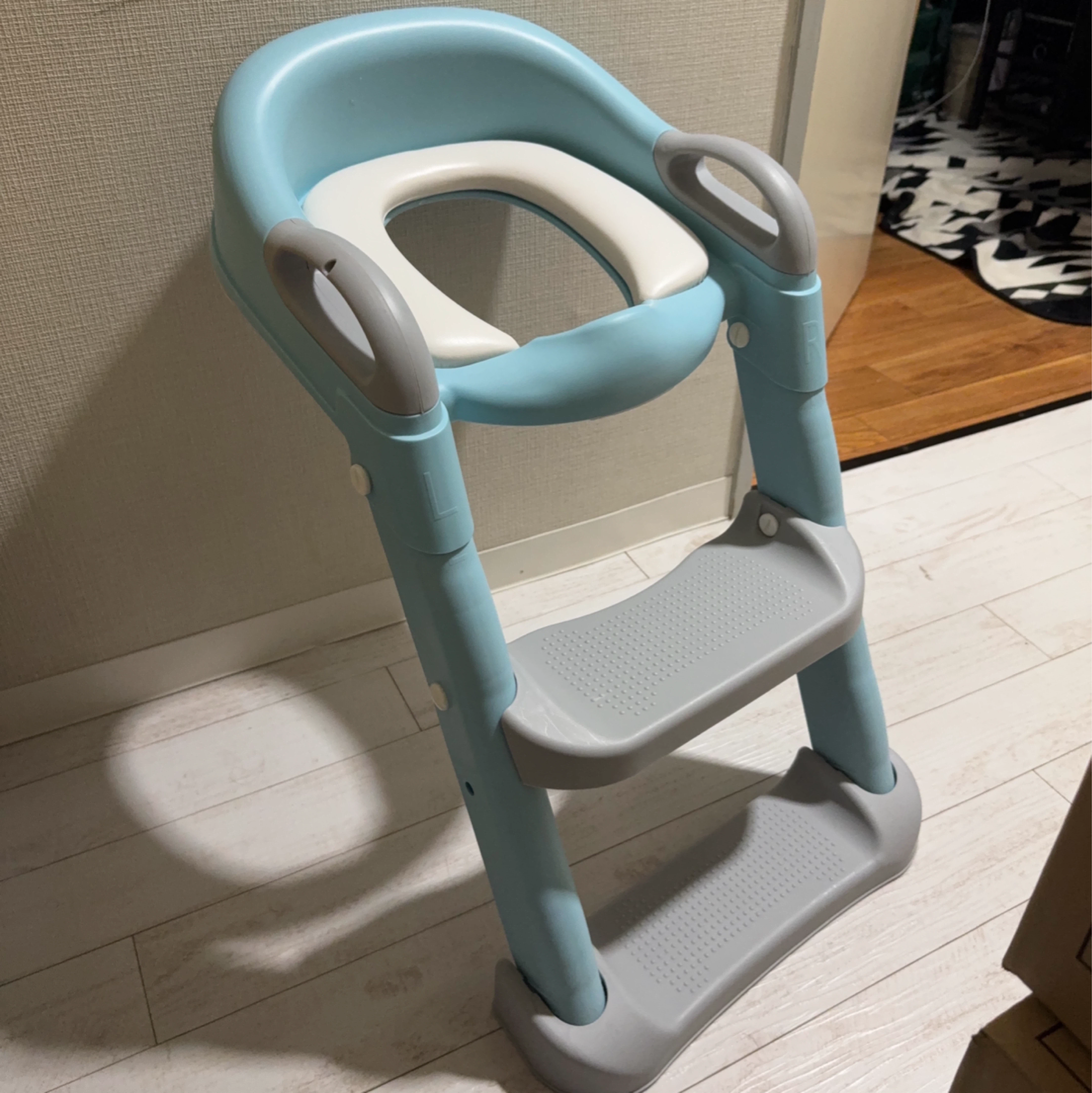 補助便座 ステップ付き ブルーの写真2枚目