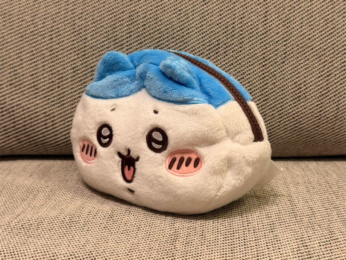 ちいかわ ハチワレ　ぬいぐるみポーチの写真2枚目