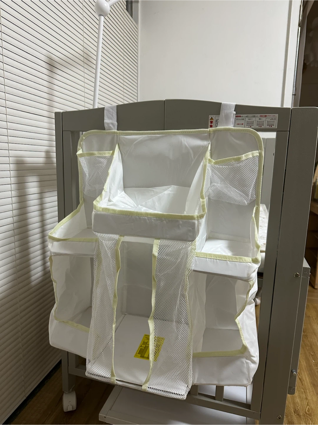 カトージ ベビーベッド(ミニ) 収納棚付き グレーの写真5枚目