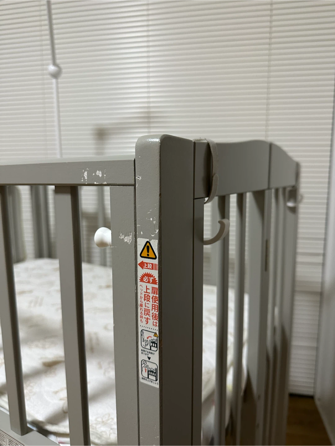 カトージ ベビーベッド(ミニ) 収納棚付き グレーの写真9枚目