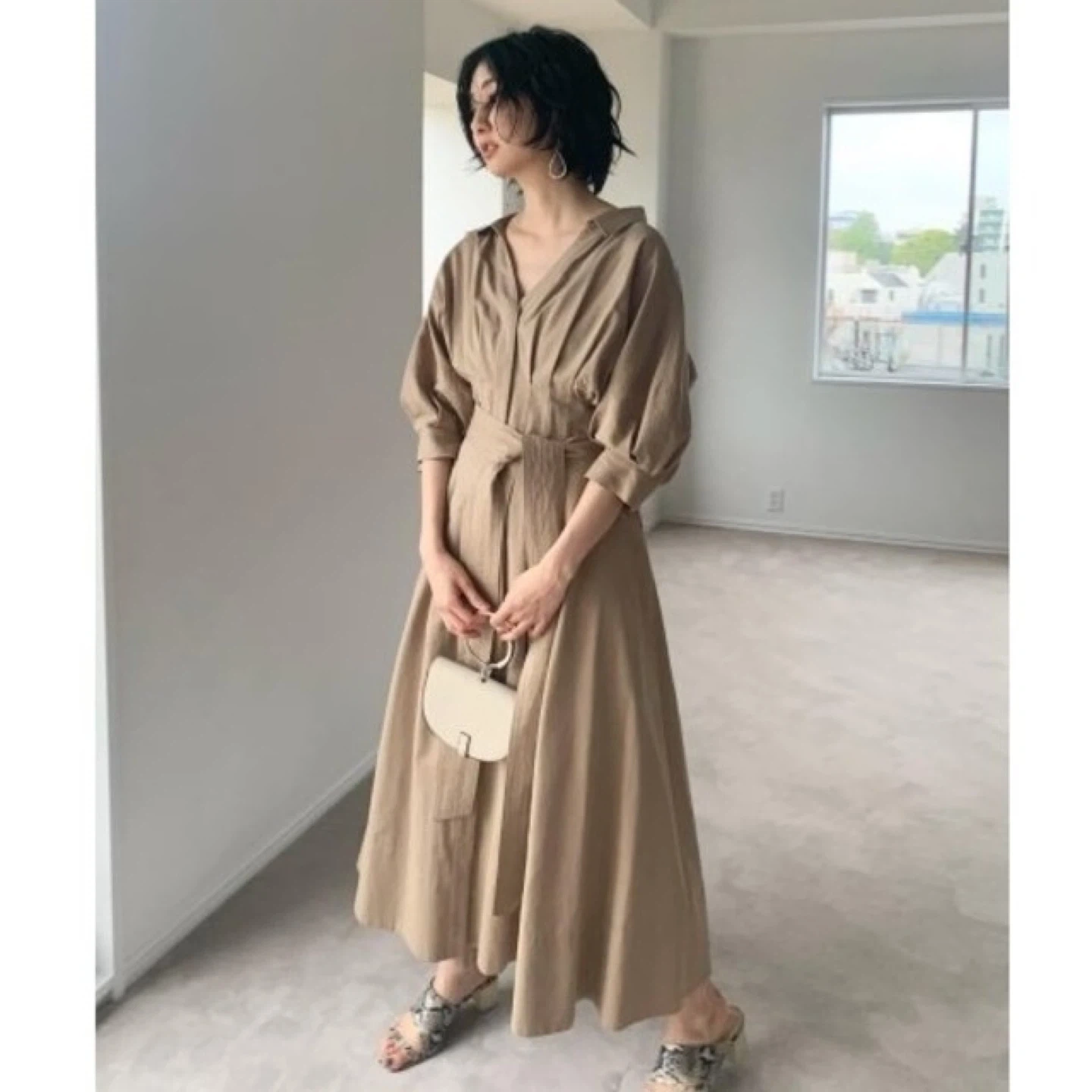 スナイデル ウエストシャーリングシャツワンピース ベージュの写真2枚目