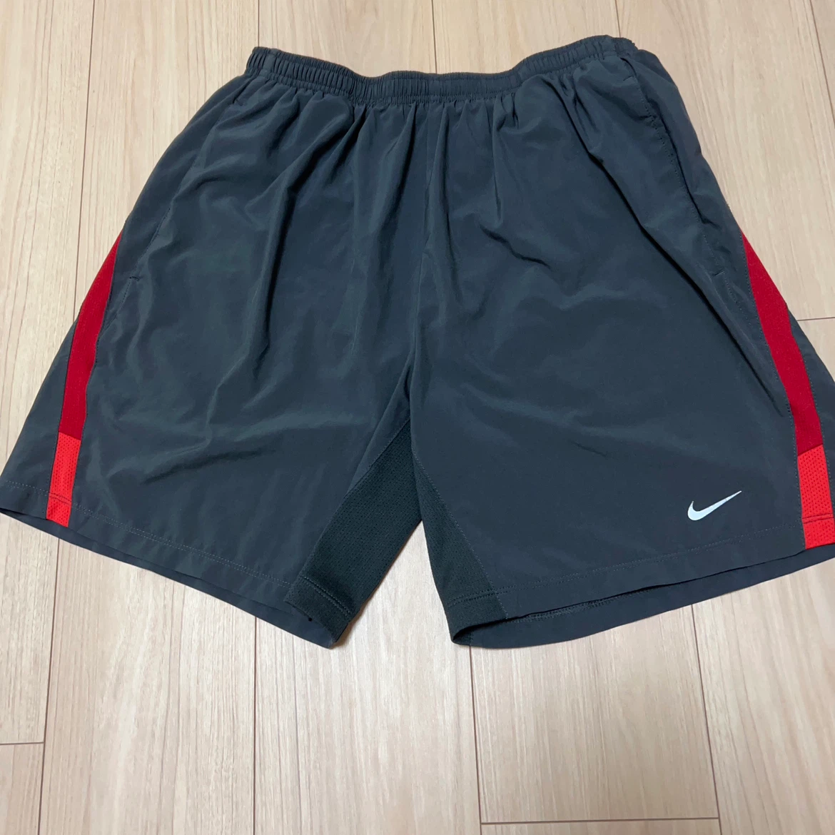 ナイキ ドライフィット ショートパンツ グレー×赤
