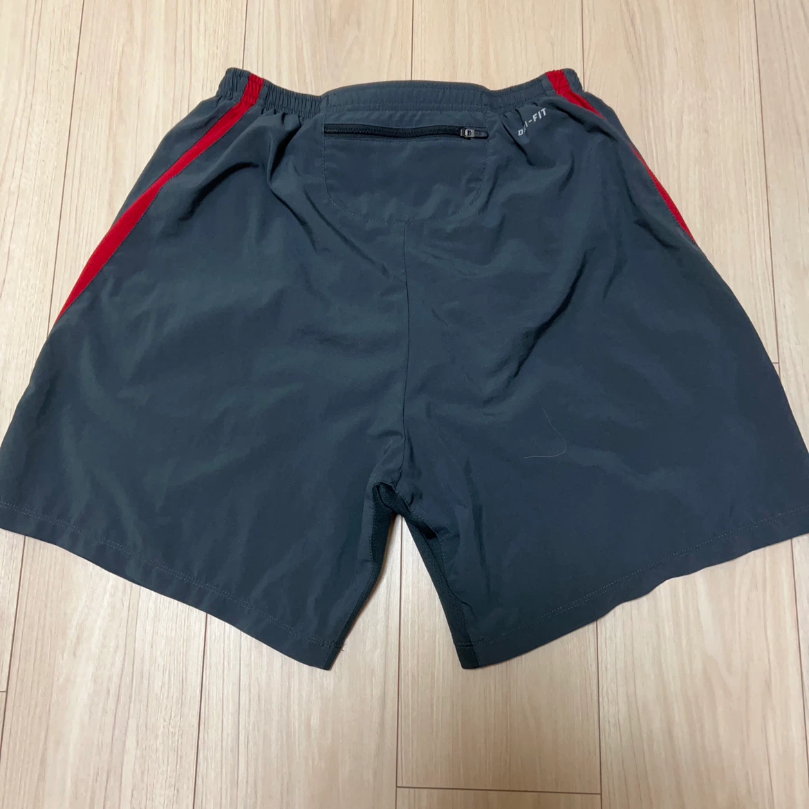 ナイキ ドライフィット ショートパンツ グレー×赤の写真2枚目