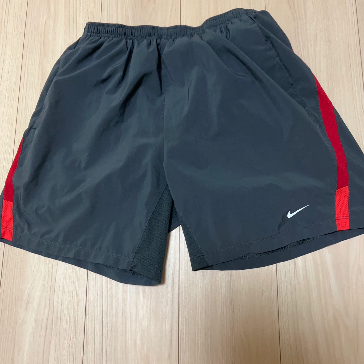 ナイキ ドライフィット ショートパンツ グレー×赤の写真3枚目