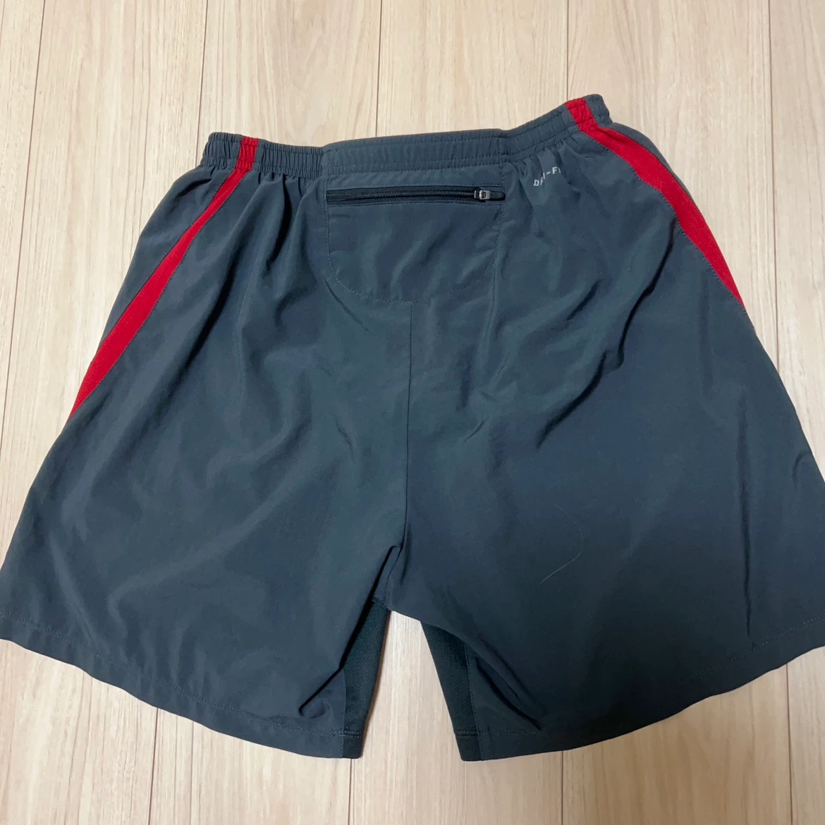 ナイキ ドライフィット ショートパンツ グレー×赤の写真4枚目