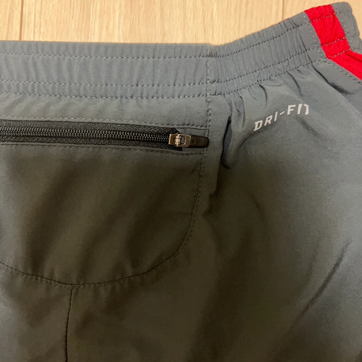 ナイキ ドライフィット ショートパンツ グレー×赤の写真5枚目