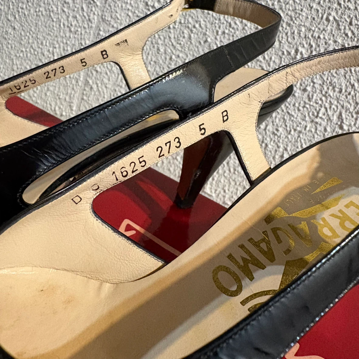 Salvatore Ferragamoバックストラップシューズ　ブラック 5 Bの写真2枚目