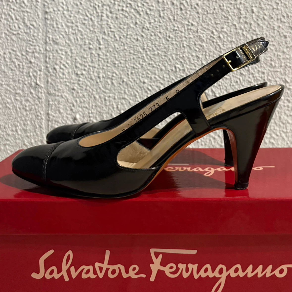 Salvatore Ferragamoバックストラップシューズ　ブラック 5 Bの写真3枚目