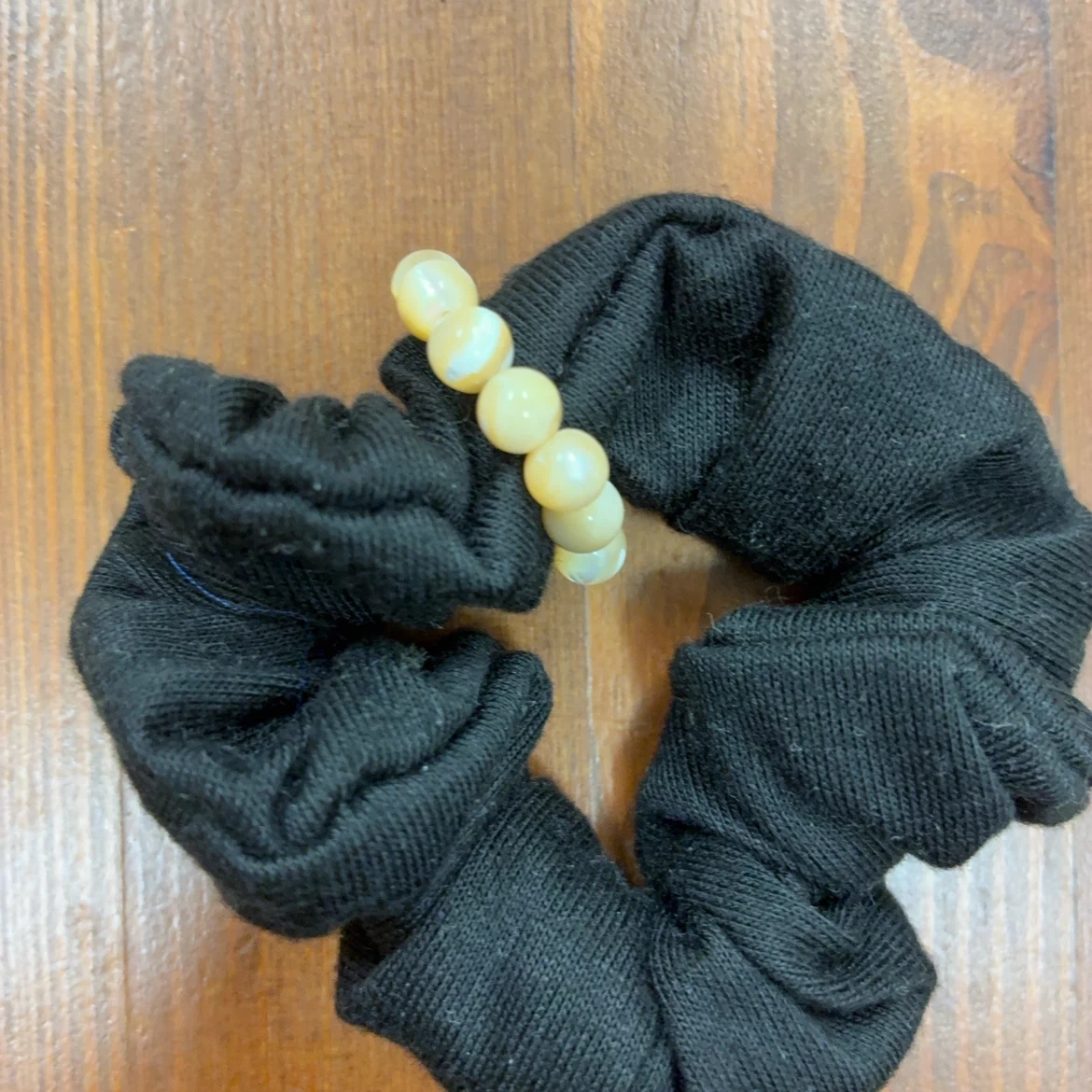 ブラック シュシュ 天然石マザーオブパール付きの写真2枚目