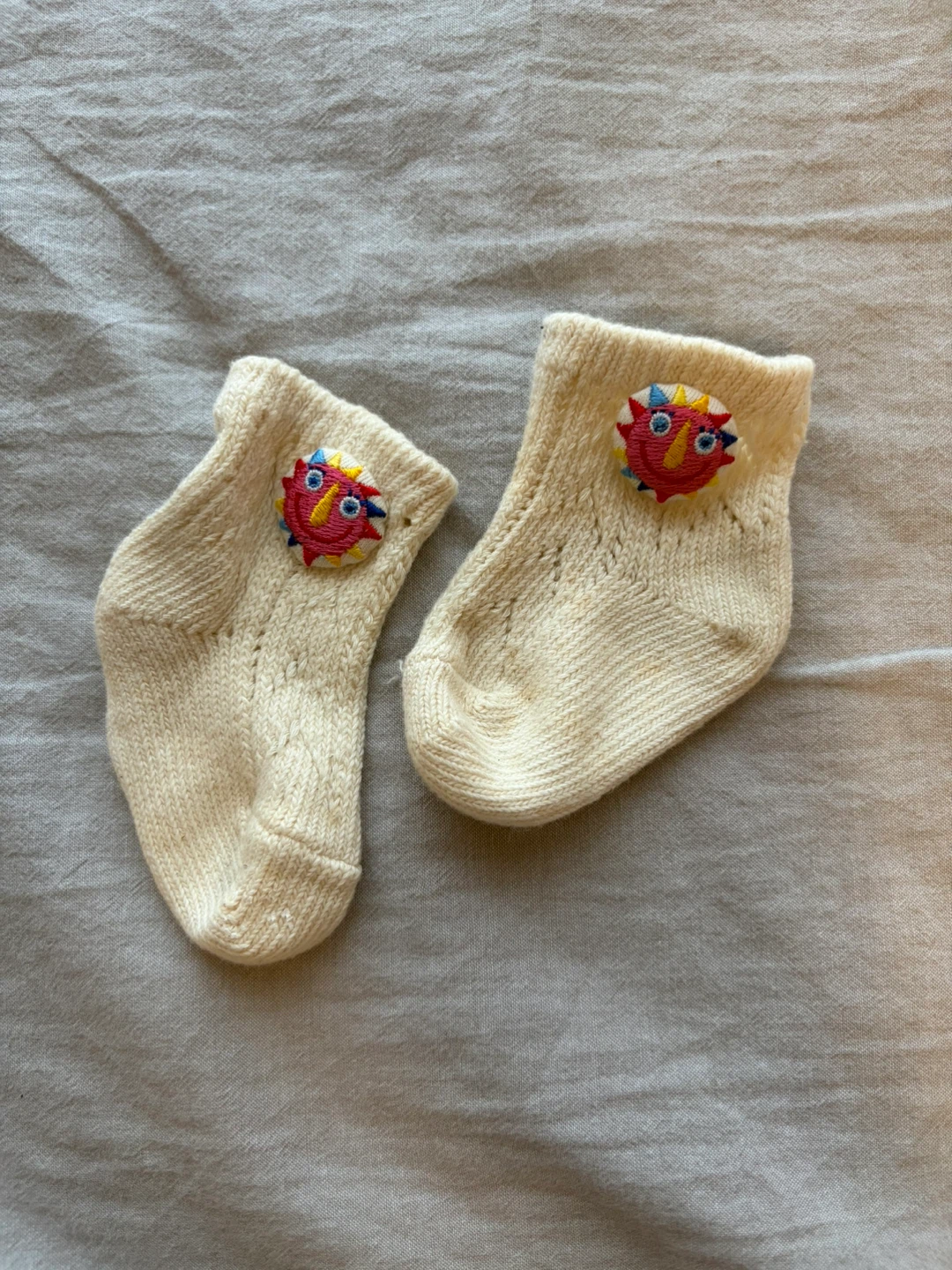 太陽の刺繍付き ベビーソックス アイボリー