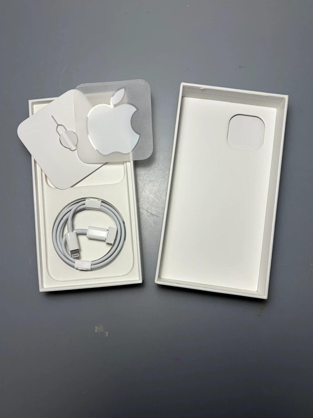 iPhone 14箱、Lightningケーブル、シール、他付きの写真3枚目