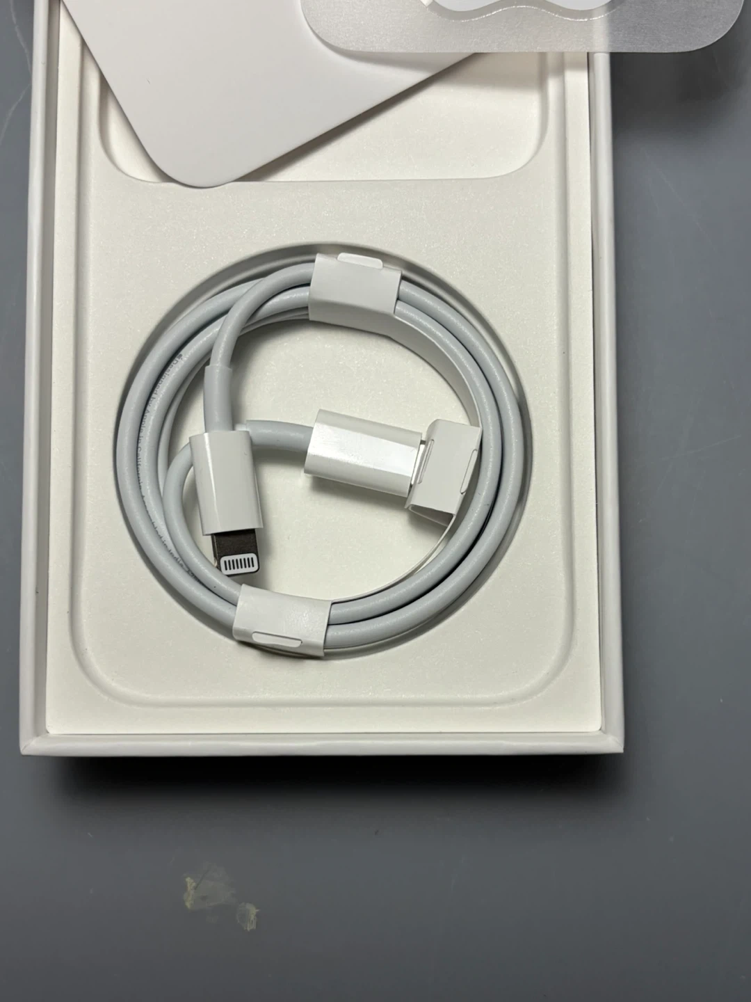 iPhone 14箱、Lightningケーブル、シール、他付きの写真5枚目