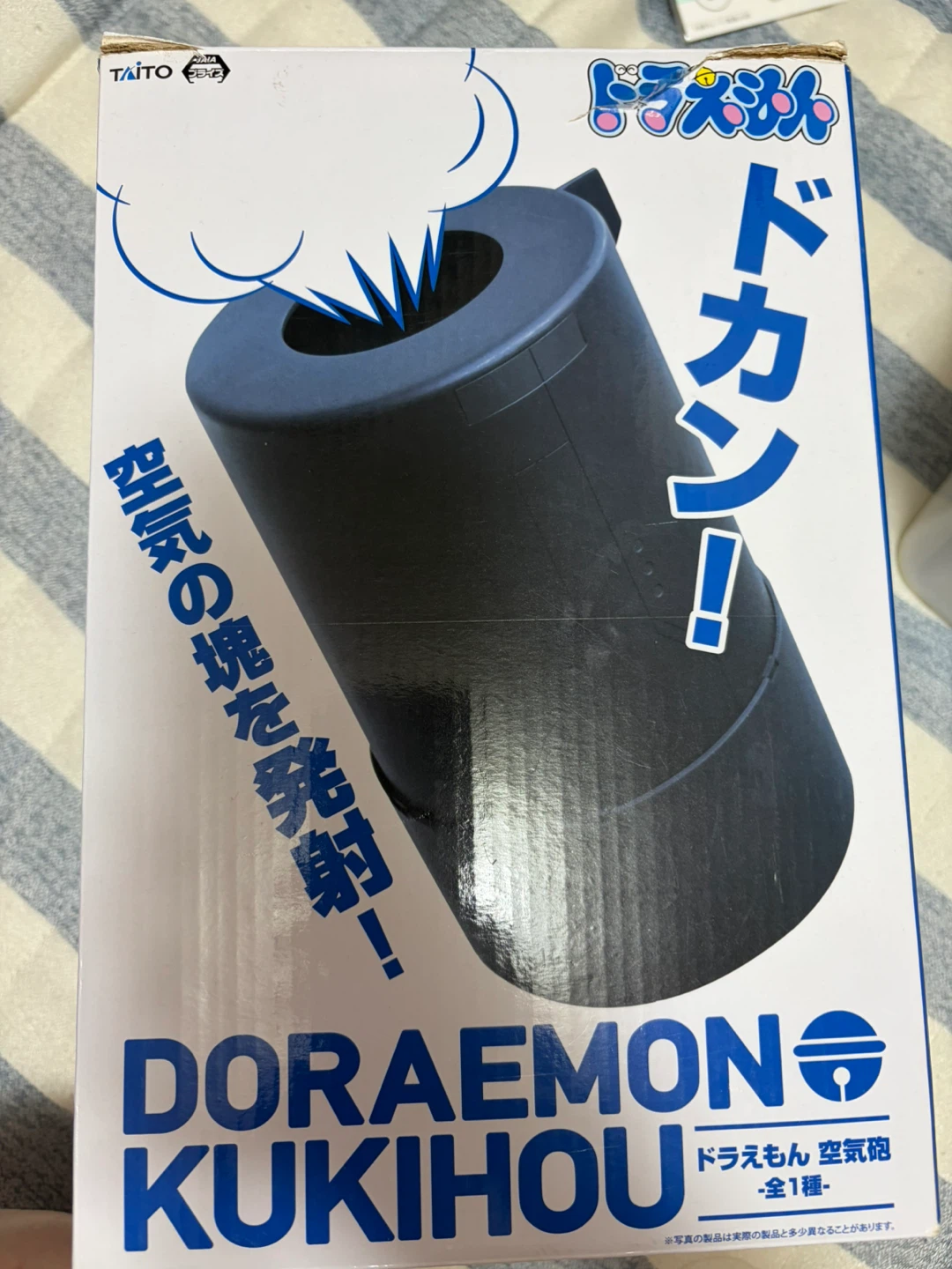 木の玉やビー玉で転がせるように道を作って遊ぶものです。