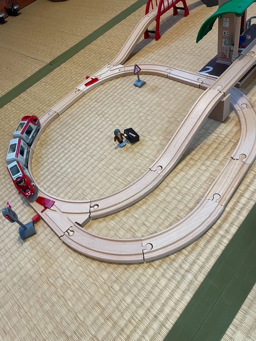 ブリオ 木製レールセット 列車 人形 駅の写真2枚目