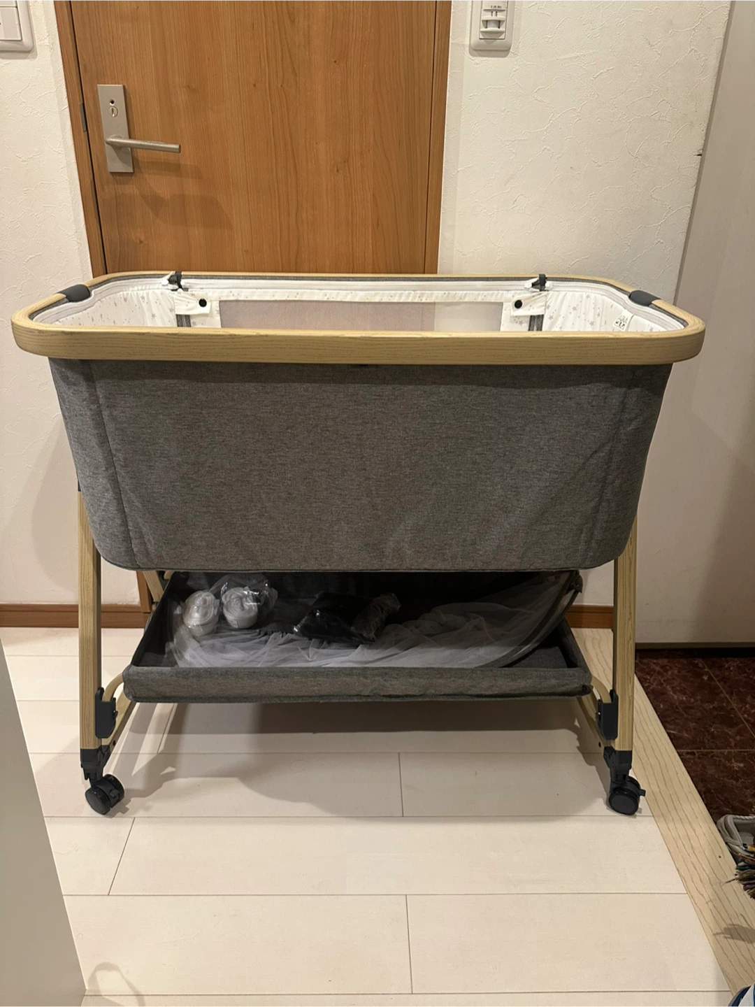 ベビーベッド ゆりかごモード付 グレーの写真2枚目