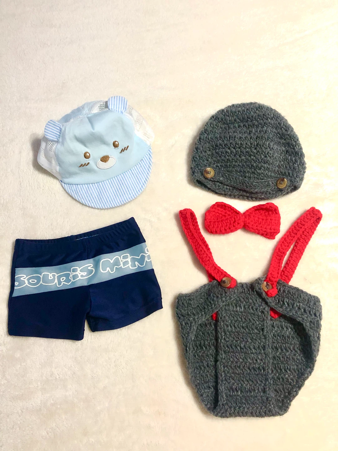 👶✨赤ちゃん服5点：ネクタイと帽子のセット、男の子用水着、そしてキャップ。