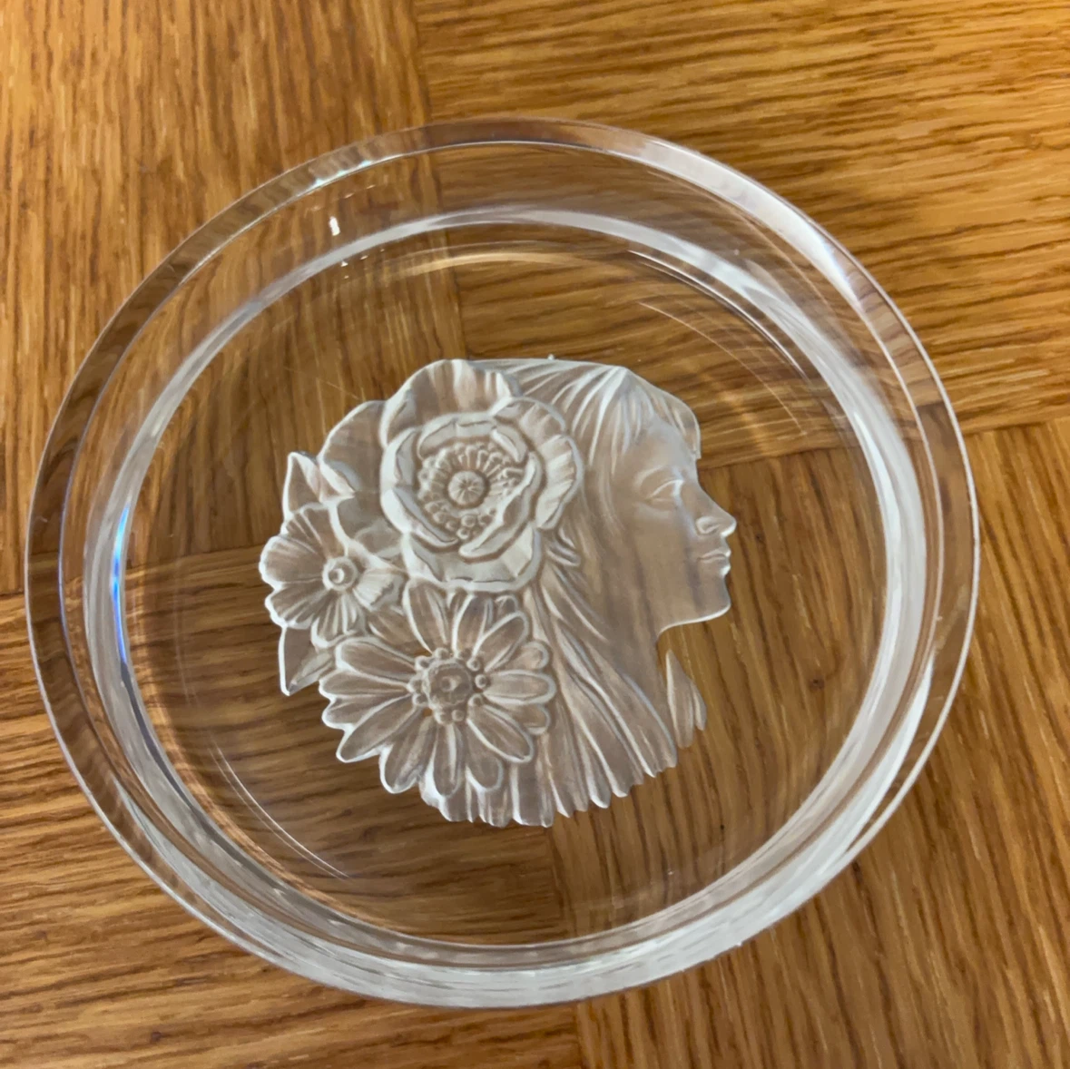 ガラス製 プレート 花と女性のレリーフ