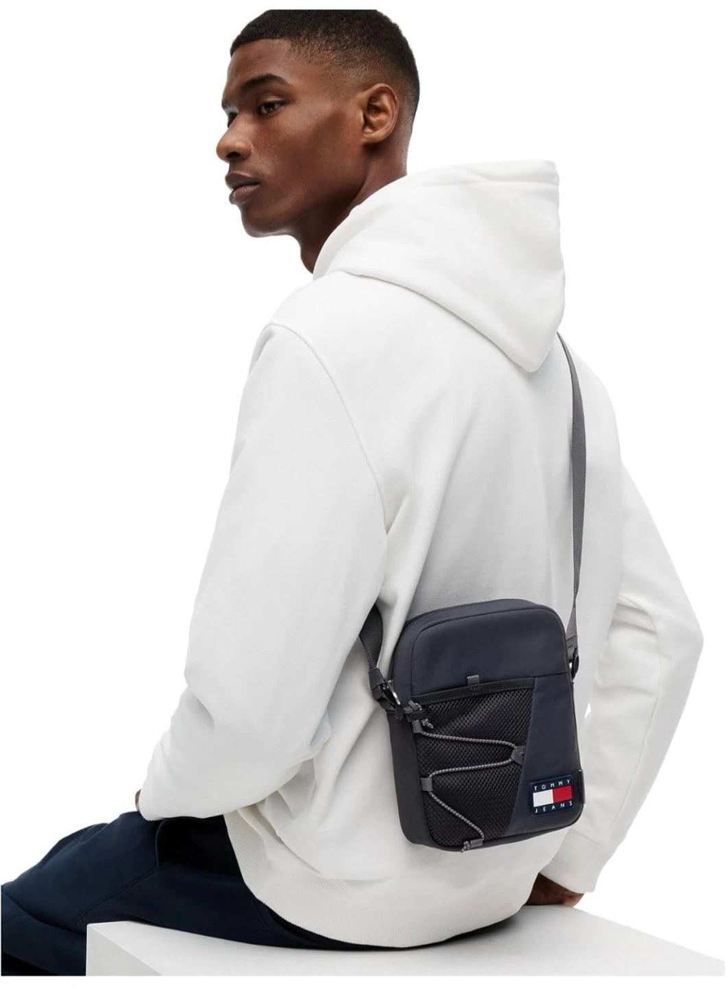 【新品未使用】 TOMMY HILFIGER アウトドアショルダーバッグの写真2枚目