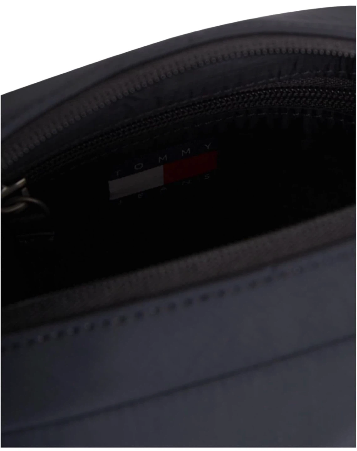 【新品未使用】 TOMMY HILFIGER アウトドアショルダーバッグの写真4枚目