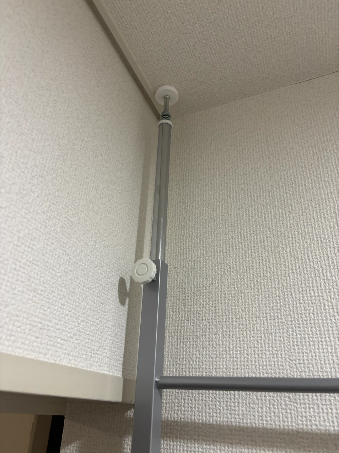 突っ張り式　ラック シルバーの写真3枚目