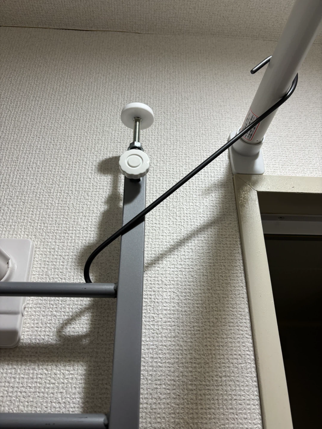 突っ張り式　ラック シルバーの写真4枚目