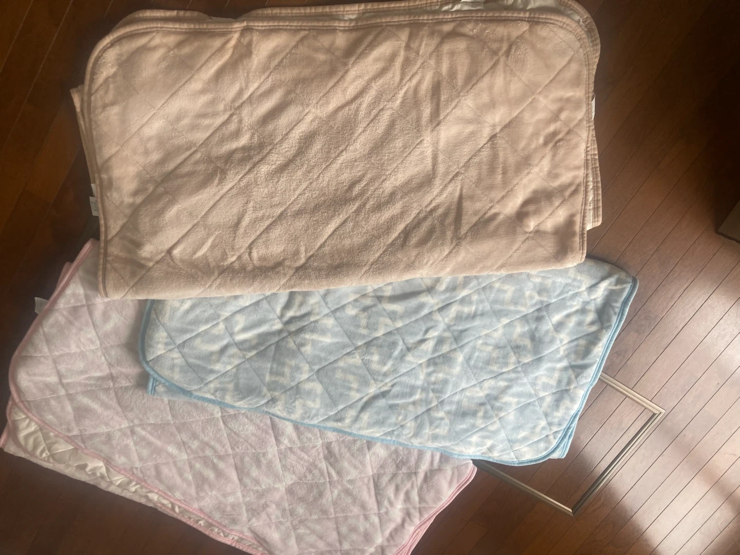 起毛シーツ2枚と厚手(綿混合)シーツ、各1枚ずつ