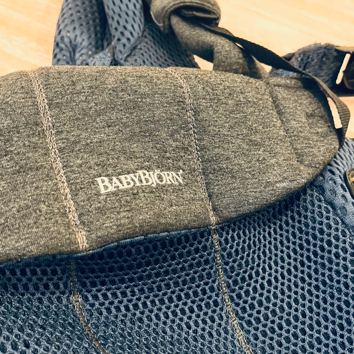 ベビービョルン ハーモニー　抱っこ紐 メッシュ ネイビーの写真2枚目