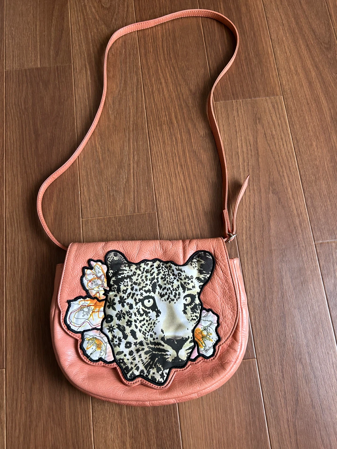 【希少】シーバイクロエ ヒョウ 刺繍 本革 レザー ショルダーバッグ ピンク