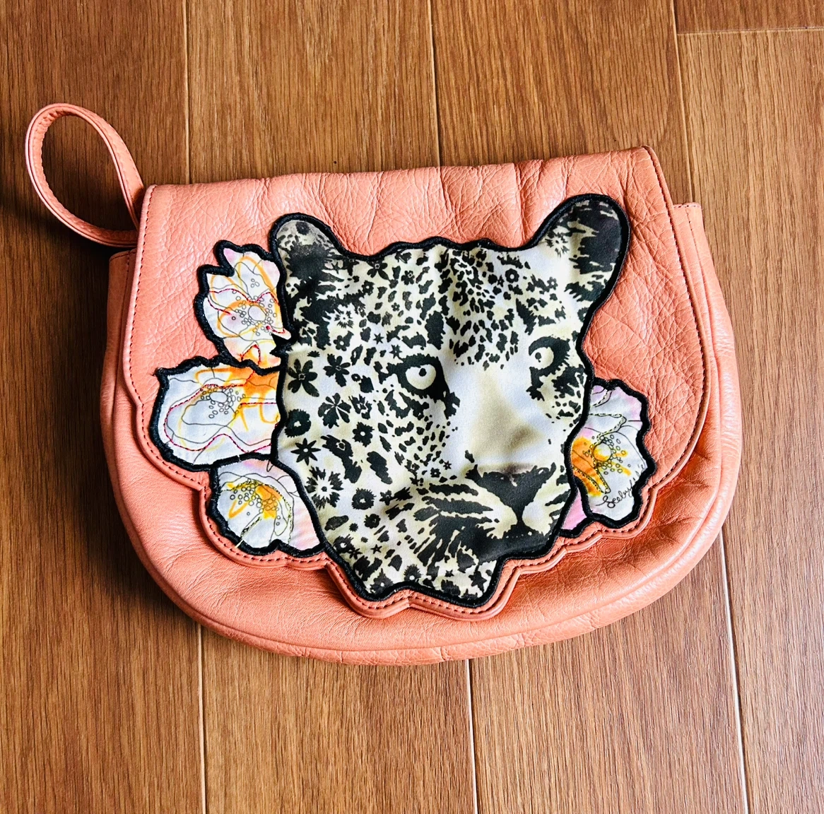 【希少】シーバイクロエ ヒョウ 刺繍 本革 レザー ショルダーバッグ ピンクの写真2枚目