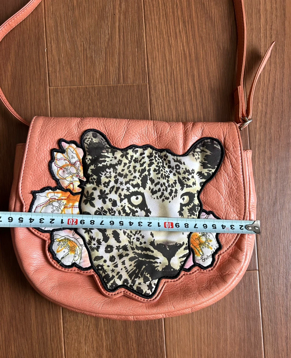 【希少】シーバイクロエ ヒョウ 刺繍 本革 レザー ショルダーバッグ ピンクの写真8枚目