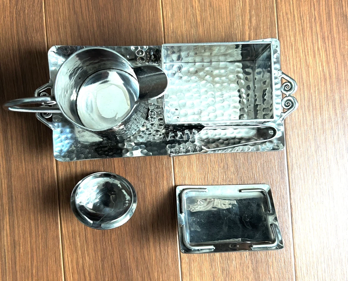 【レトロ・アンティーク調】槌目仕上げ クリーマー&シュガーポット 4点セット(トレイ・トング付)の写真2枚目